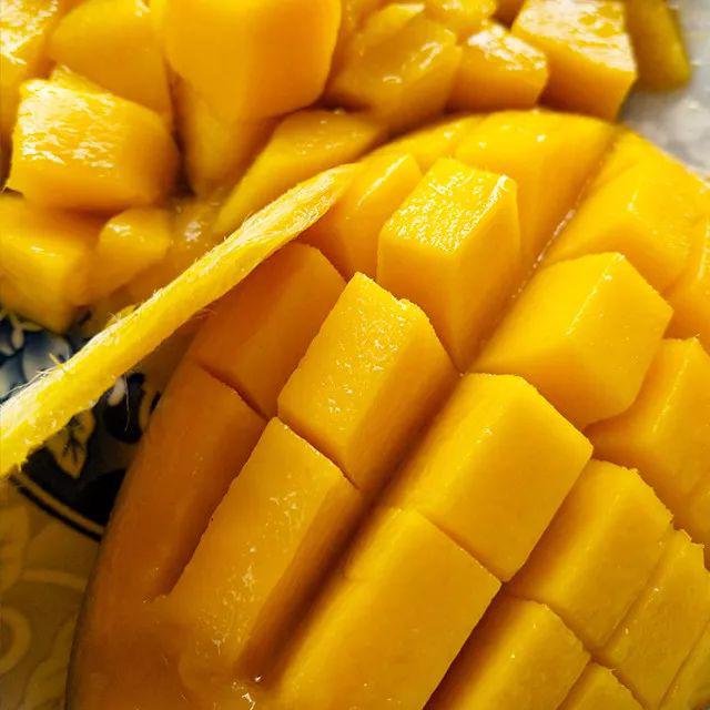 越南玉芒,皮薄核小多汁,一口下去全是肉!_芒果