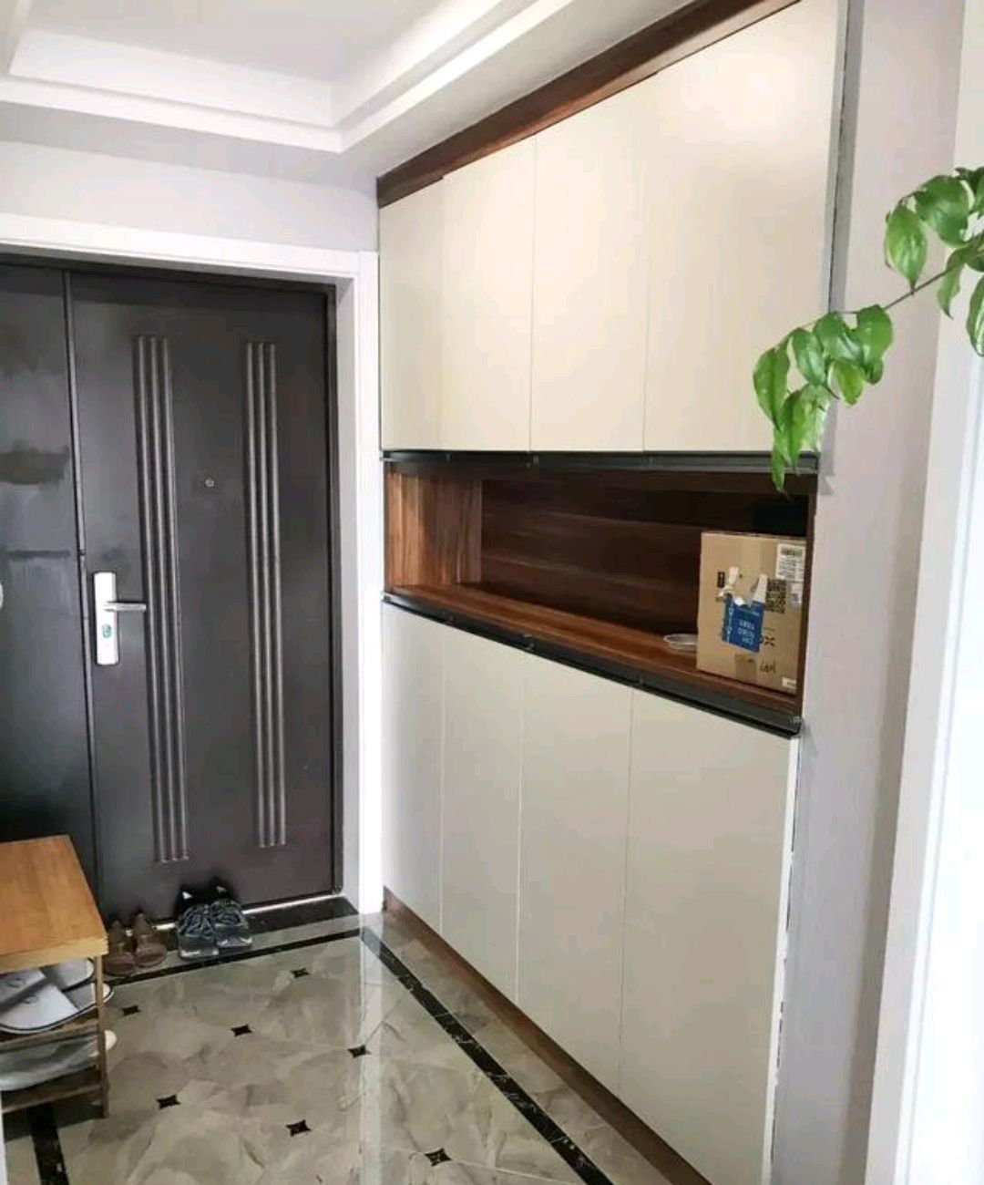 鞋柜贴墙放如果入户位置侧面空间有限,无法做出常规性鞋柜,而入门处的