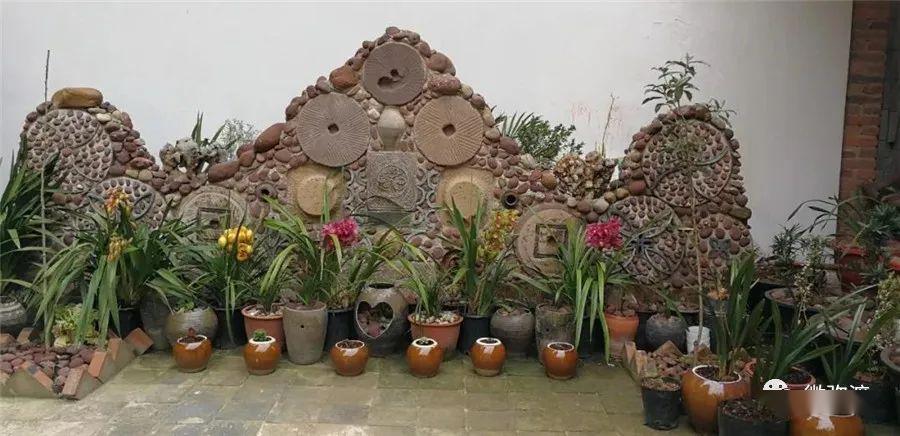 进村道路要修砌花坛,大家捐出旧瓦片,废铜铁,凑来花花草草,最大限度