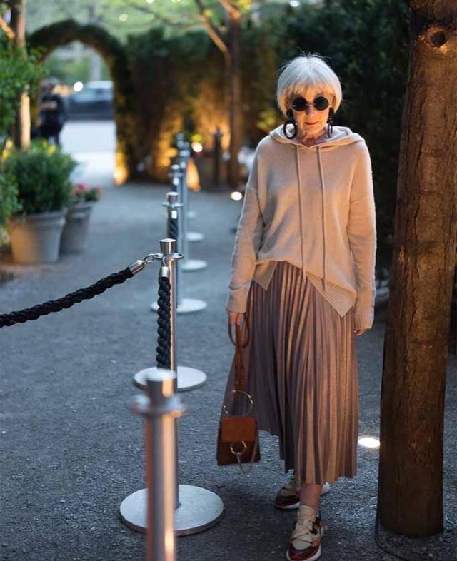 70岁"高龄时尚博主",穿衣搭配简直逆天,我老了也要跟她一样!
