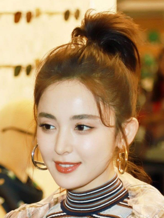 丸子头已经失宠了,今年这3种发型是真火,不挑人还显脸小_马尾