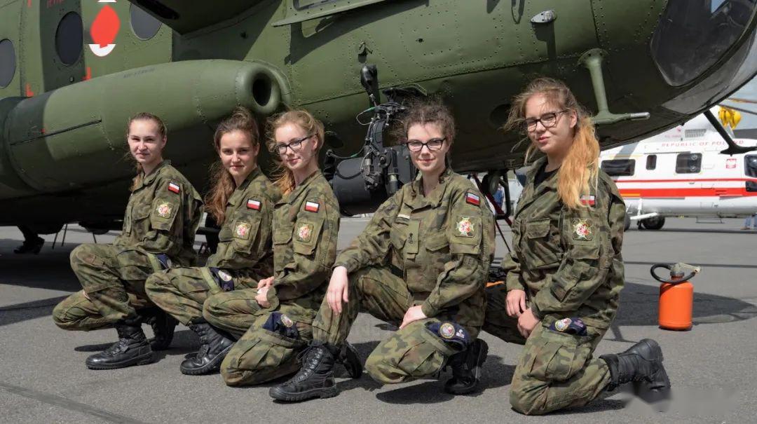波兰女兵很漂亮,身穿俄式迷彩服,她们胸前的军衔代表啥?