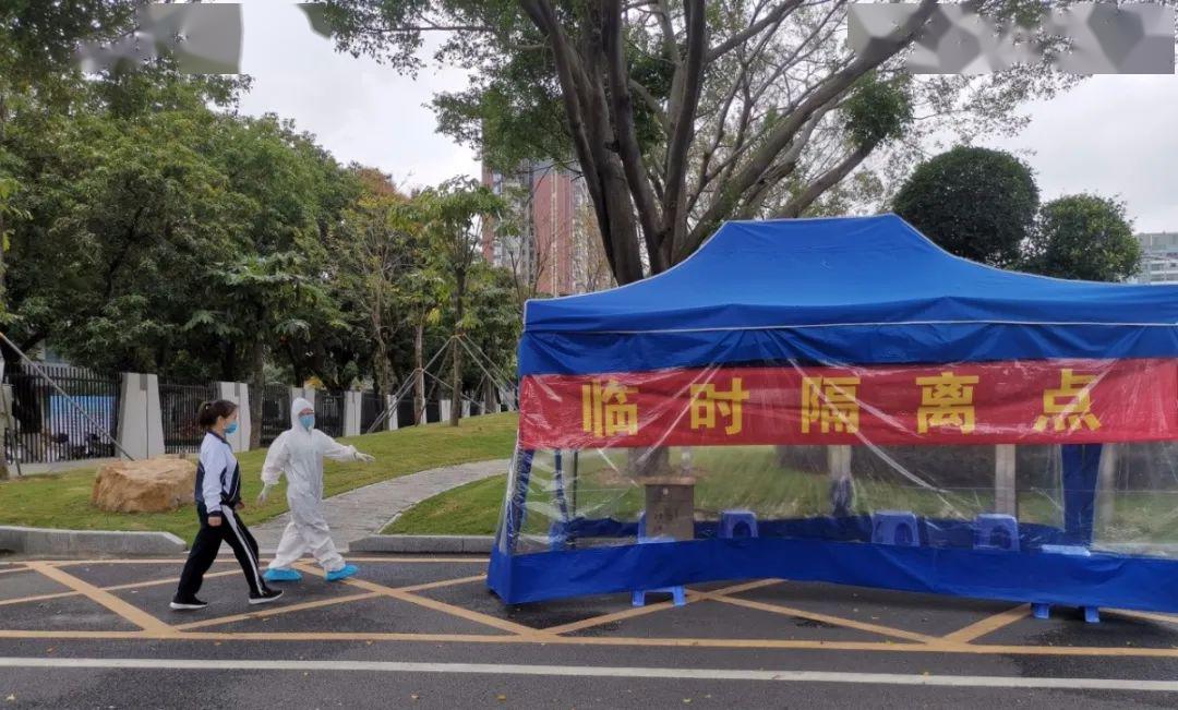 ▼ 校医引导学生至临时隔离点校医身着防护服,护目镜用水银体温计对该