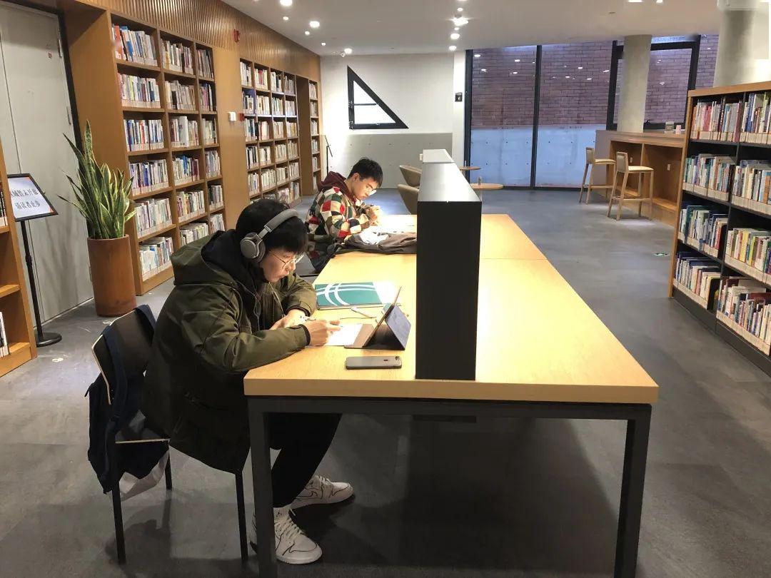 你我久别重逢故人音容依旧奉化图书馆开馆第一天有序恢复部分服务