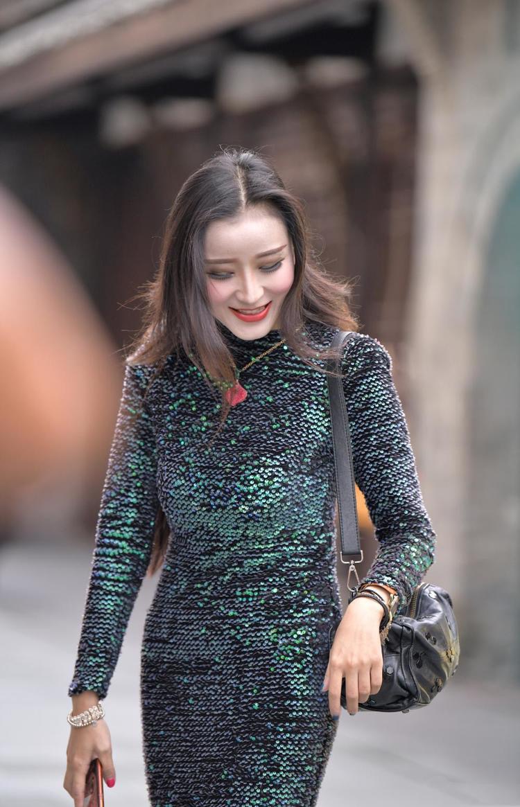 40岁阿姨不服老穿时髦鱼鳞裙上街体态丰腴惹人羡