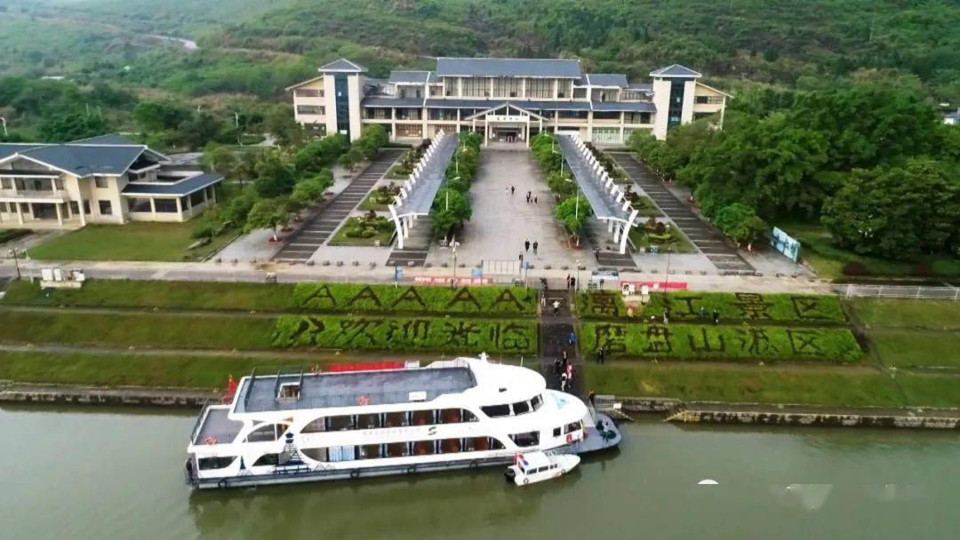 桂林台记者 樊乐:我现在所在的地方是磨盘山码头,今天桂林漓江风景
