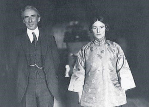 上海又是革命的热潮之地,学生们总是在街上举行示威和游行.