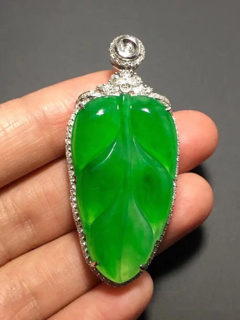 翡翠欣赏丨冰种正阳绿蛋面耳坠11200元