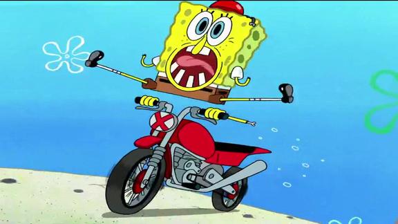 海绵宝宝:海绵以为骑摩托很简单,胳膊都断了,一直追着车跑!