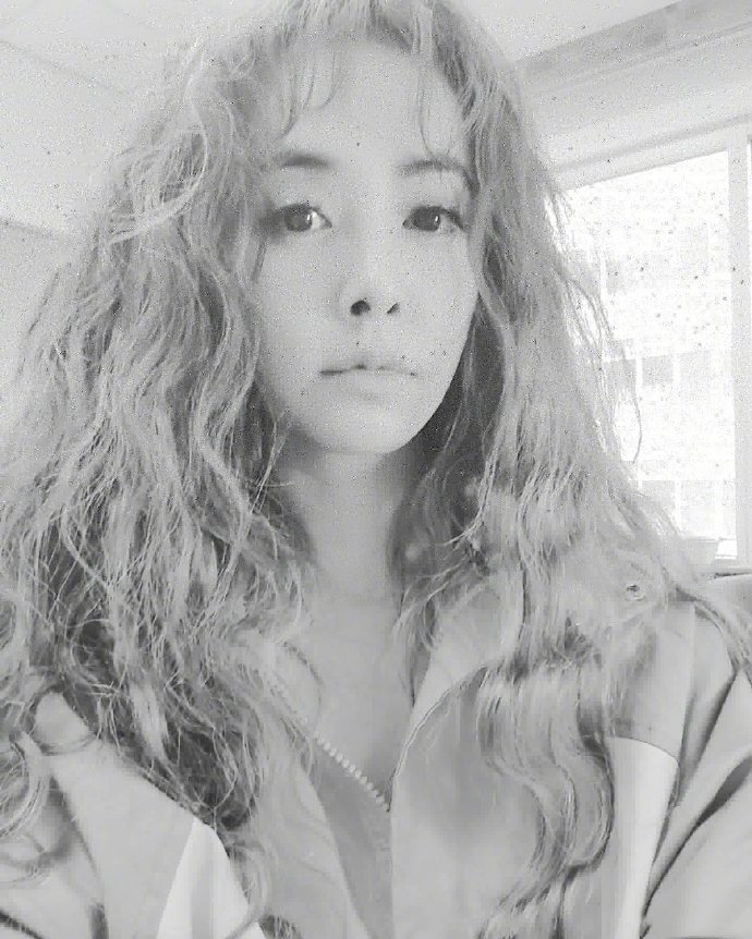 今日粉粉哒!蔡依林羊毛卷发配粉紫上衣少女感十足