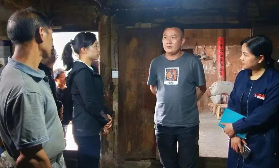 县委副书记县长夏景卓带队走访麻江县部分社会保障兜底特困家庭