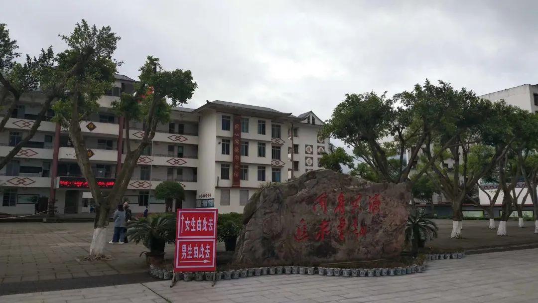 古镇内李庄中学复学防疫演练较真精细