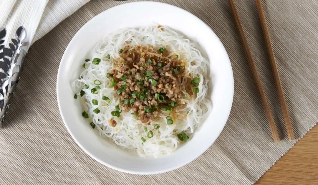 老板极力推荐客家传统菜品梅县腌面,腌米粉,八刀汤,野荠菜馄饨其中