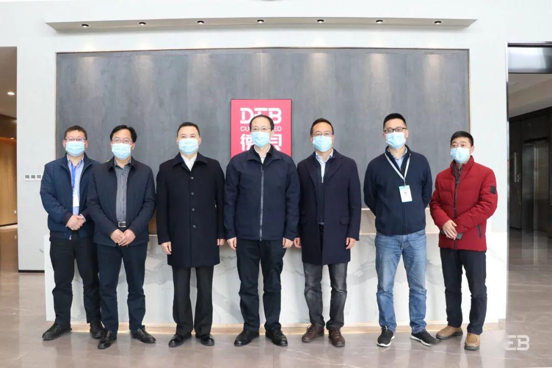 成都市经信局局长陈志勇一行于德贝总部基地展厅合影▲郫都区区委
