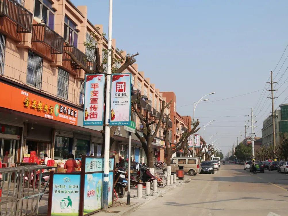 左图:镇主要商业区的吴山南路"平安法治一条街"右图:桥头法治公园左图