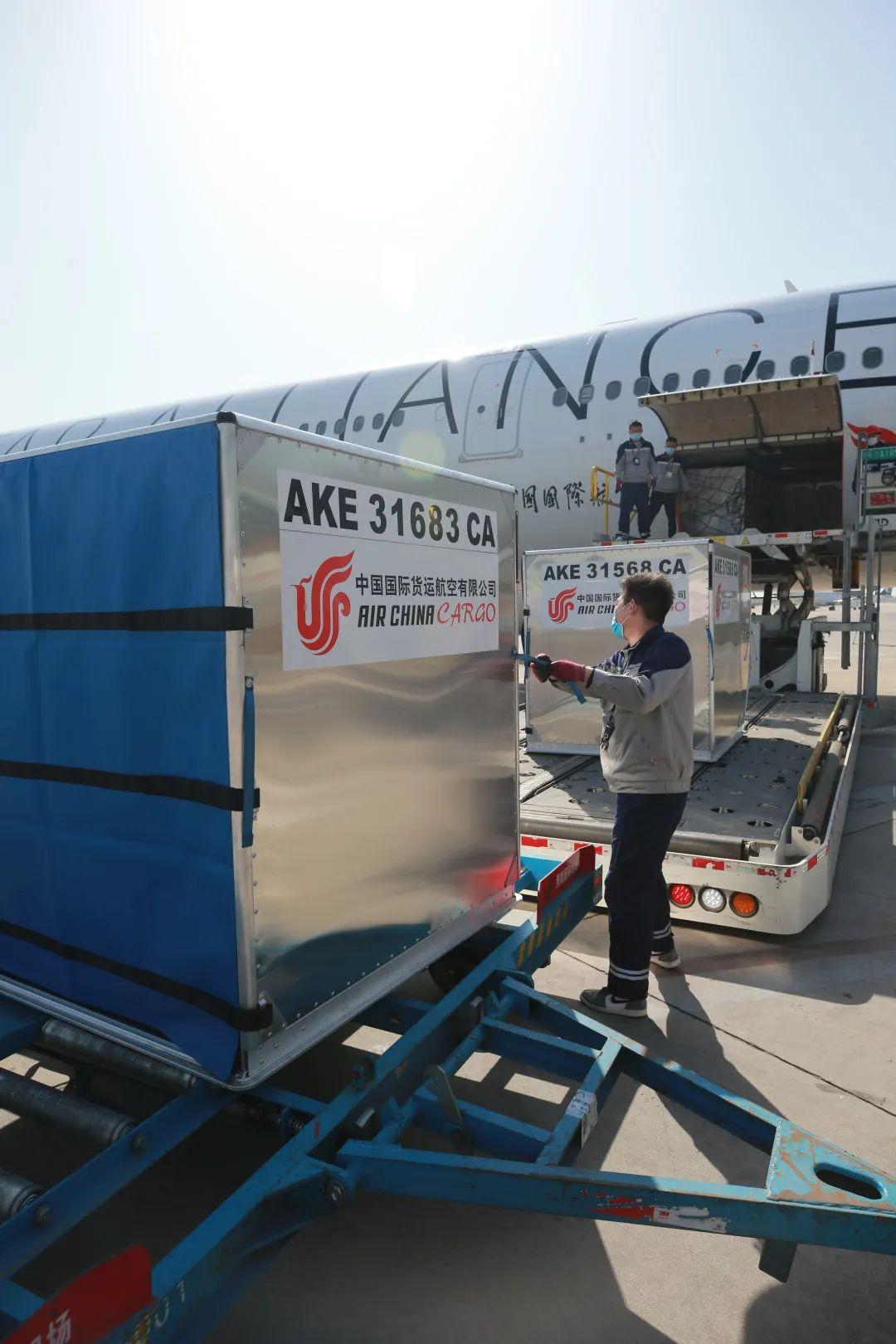 英国疫情告急国航包机护送专家组和防疫物资驰援