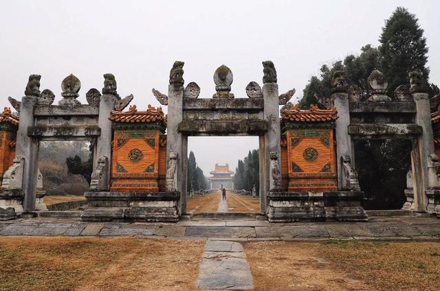 明显陵由王墓改造而来,是中国中南六省区唯一的一座明代帝陵,占地面积