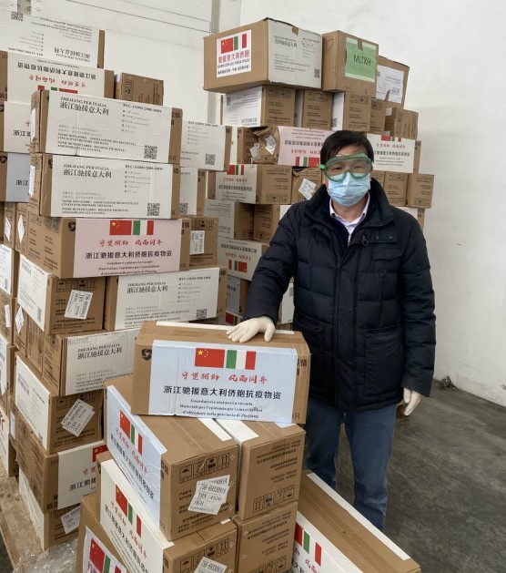 战疫直击在美浙商每天转运上吨防疫物资