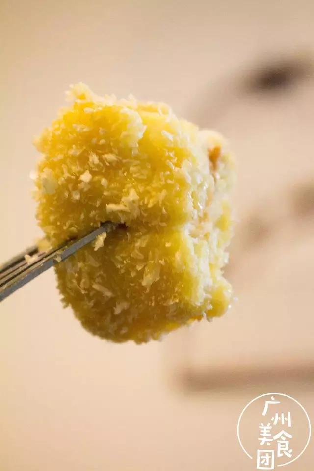 外面淋上的炼奶甜得恰到好处,搭配柠茶一起,丝毫不会腻哦~百搭汤丁面