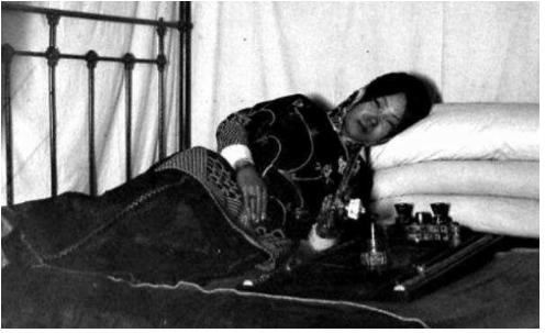 原来,杜月笙先是趁着傅方林在前往与沈月英幽会途中,派人开车碾断了傅