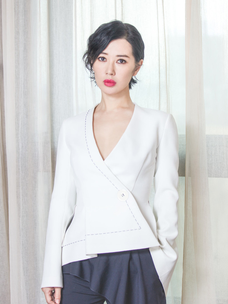 原创余男气质太a了,深v上衣配裙裤潇洒有型,芭比粉唇美艳动人