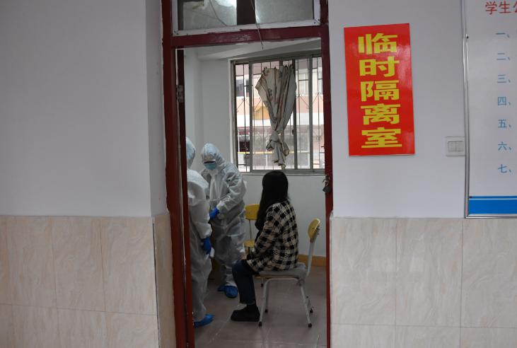 把学生带至临时隔离室发热学生被带离宿舍区后,校医院进行终末消毒