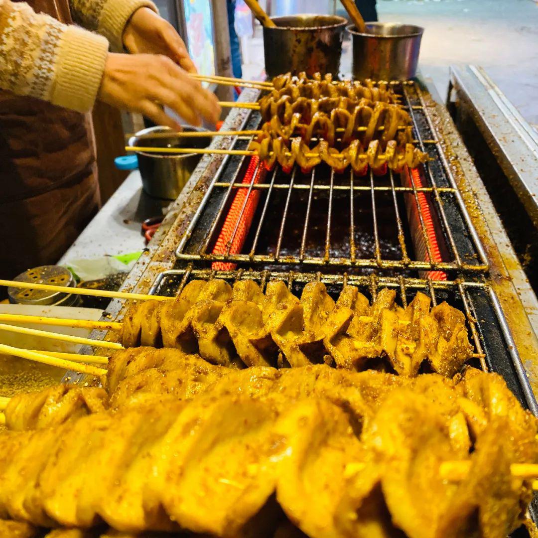 夜市门前微凉的晚风之中看着这满屏的美食,你有没有流口水~~夏邑串串