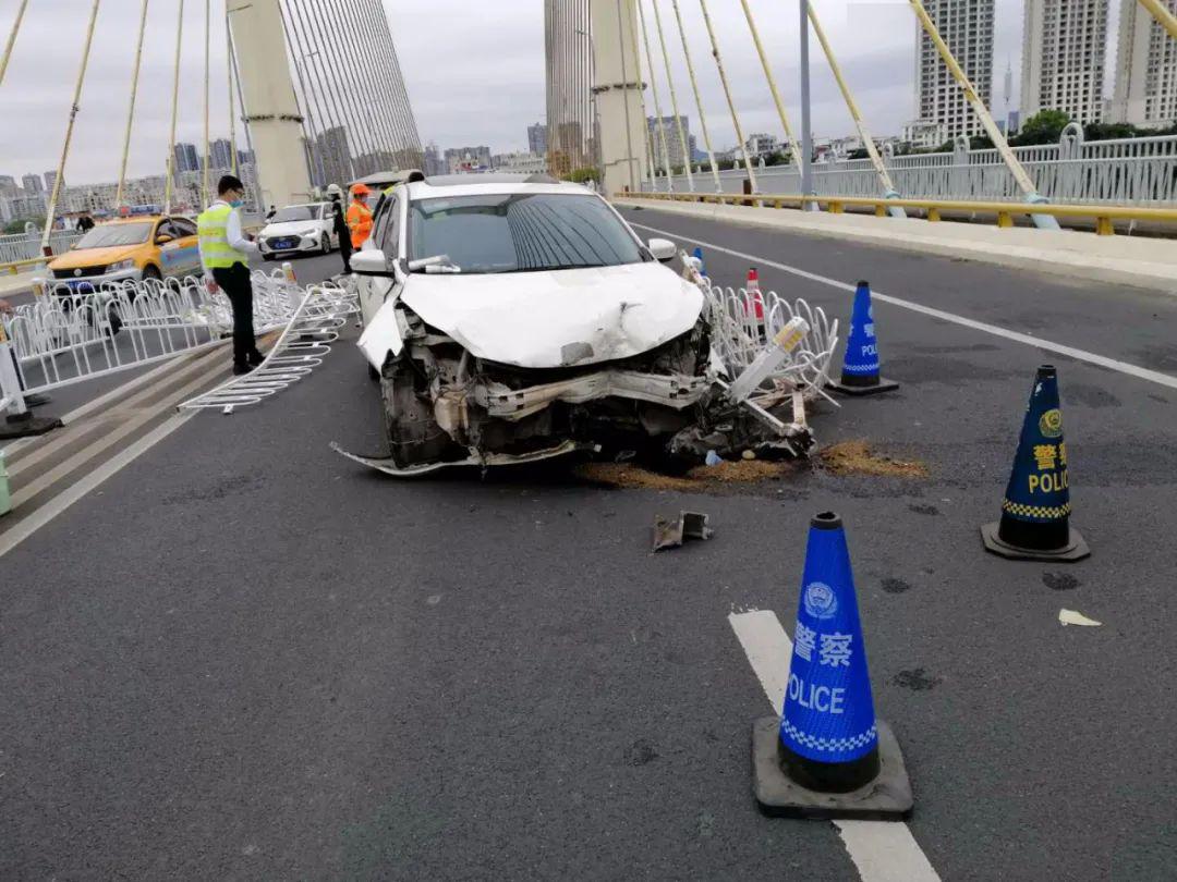 南宁白沙大桥发生5车刮碰事故现场一片狼藉原因系