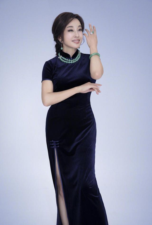 刘晓庆才是真的不老女神丝绒旗袍质感丰厚漏斗身材让人羡慕