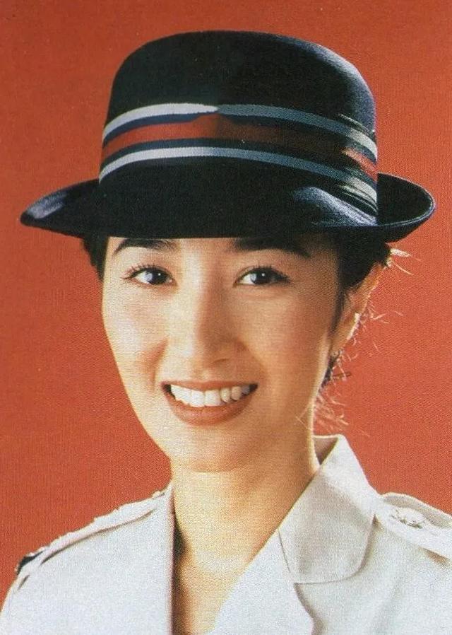 为爱下嫁穷小子,45岁拼二胎,"傻女人"关咏荷成就了影帝张家辉