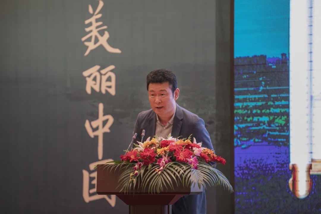 湖州市旅游协会会长崔世豪分别与浙江省旅行社协会会长张玲龙,华东