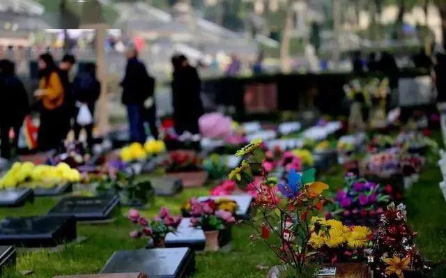 山西太原继续推行街头禁烧暂停现场祭扫