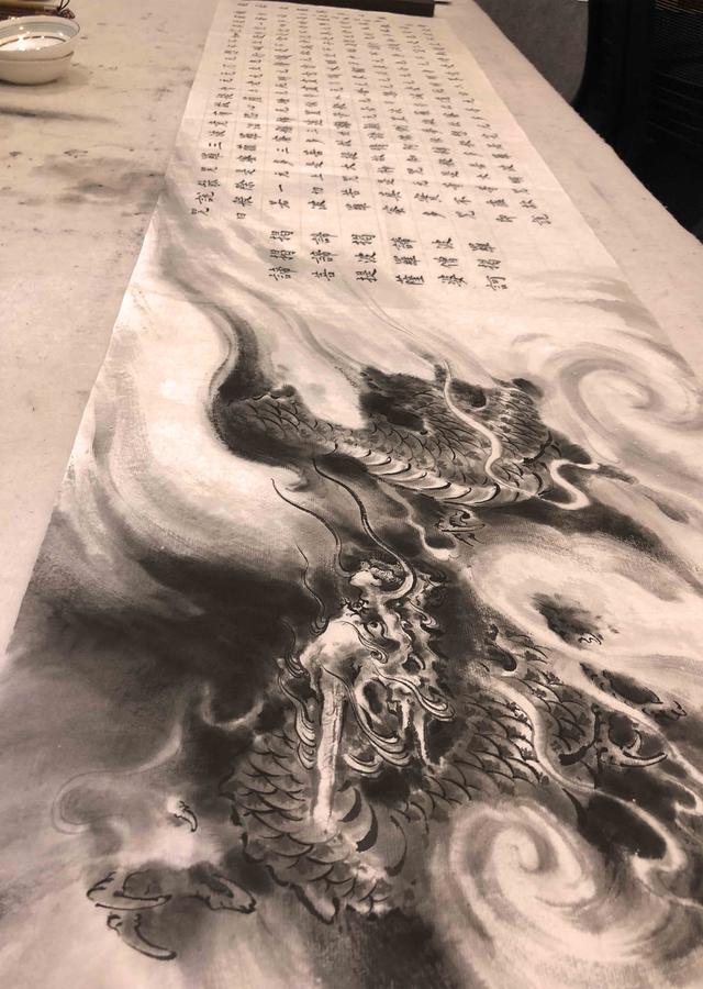 国画龙铅笔起稿,可选用5b或6b铅笔轻画,画的重了就