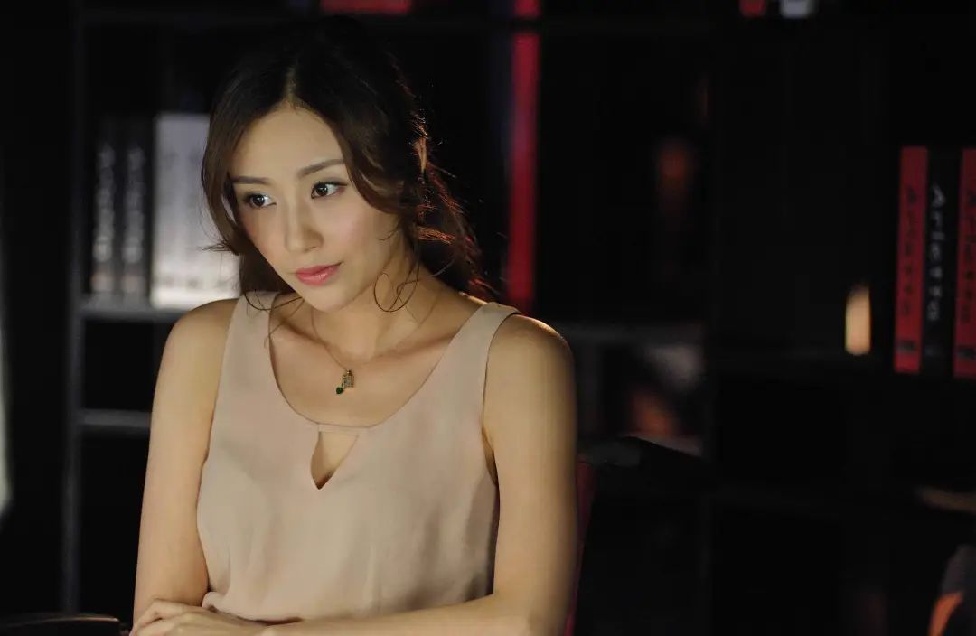 她谈父女恋7年败5亿,离婚千万卖女拖垮前夫,35似嫩妹超潇洒_石洋子