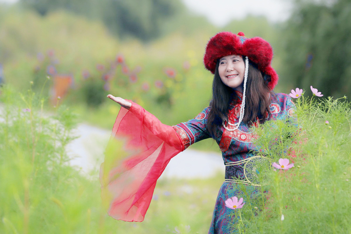 诗人娜仁琪琪格被月光牵引诗歌朗诵