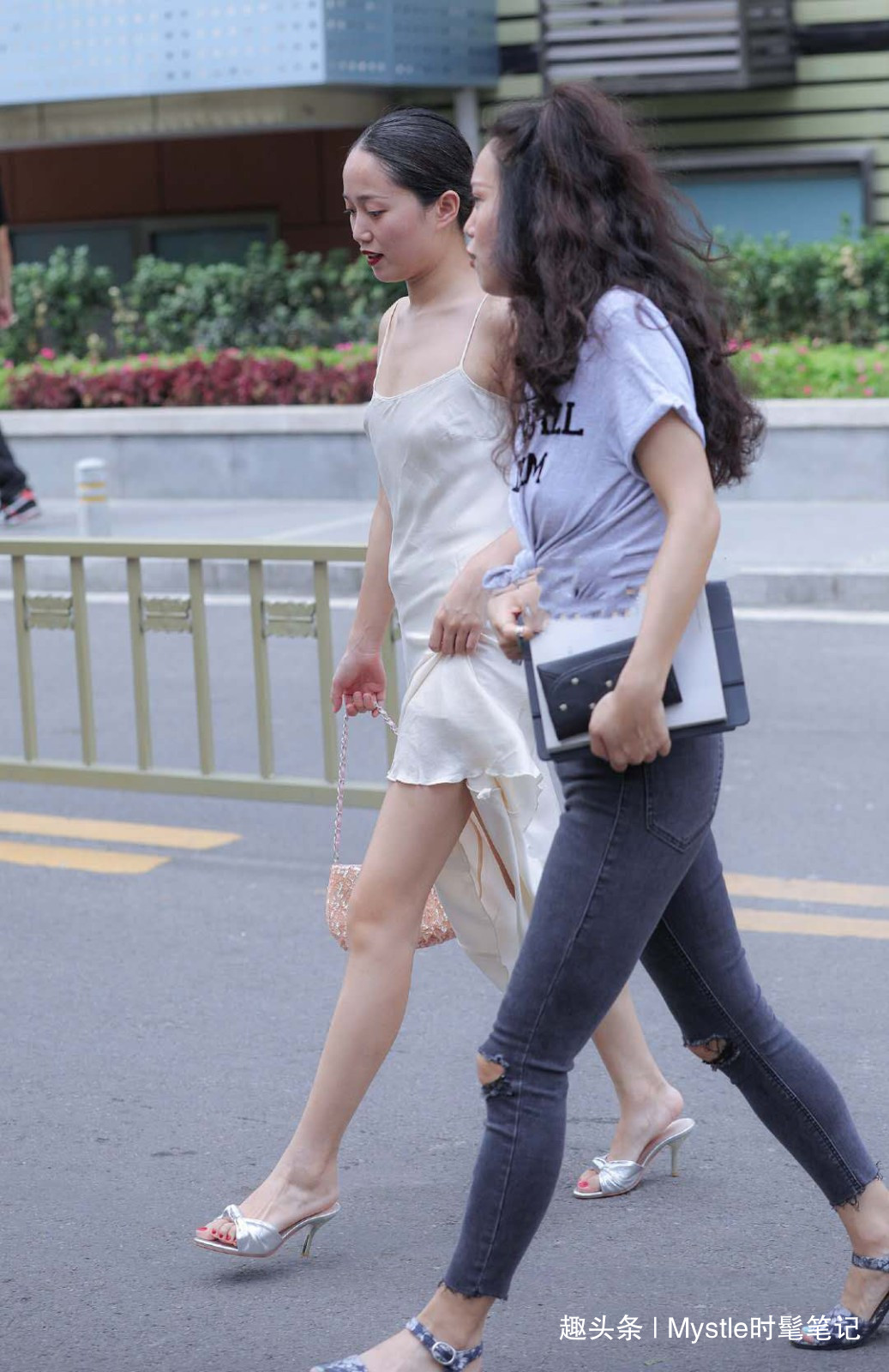 街拍身穿奶白色吊带裙的小姐姐非常的干净淡雅格外优美动人