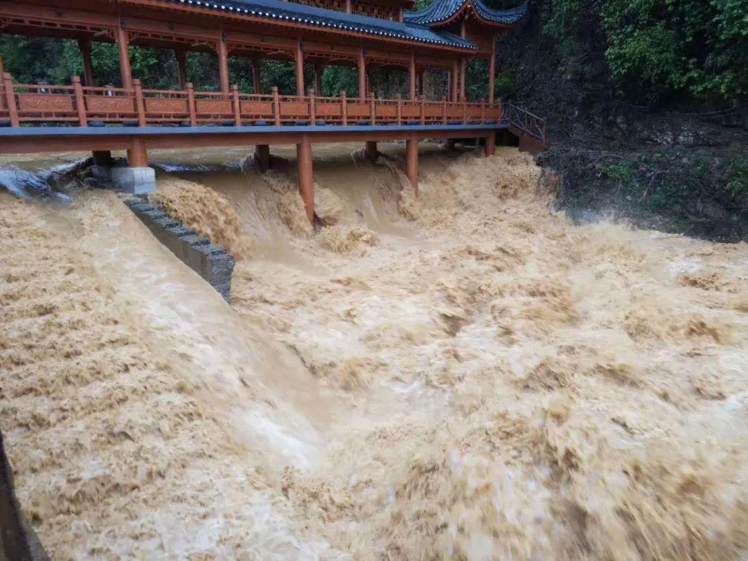 沙头石桥六堡狮寨,山洪暴发!大水浸入屋!村民紧急救人!