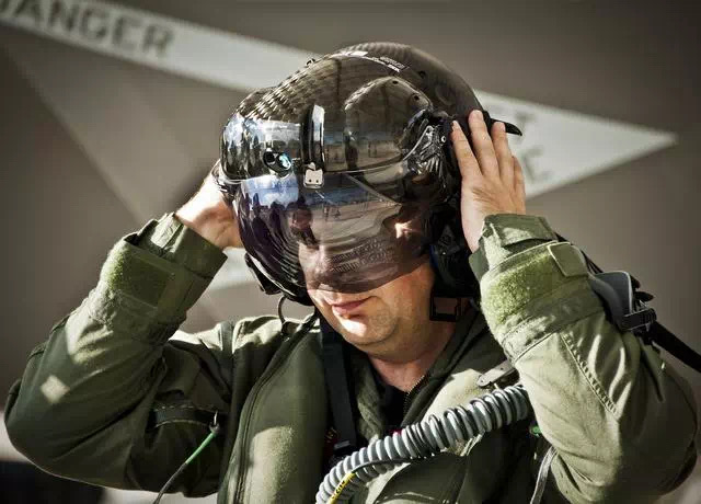 f-35现役头盔存在重大缺陷?美军欲再升级头盔配置,此前售价达360万_飞