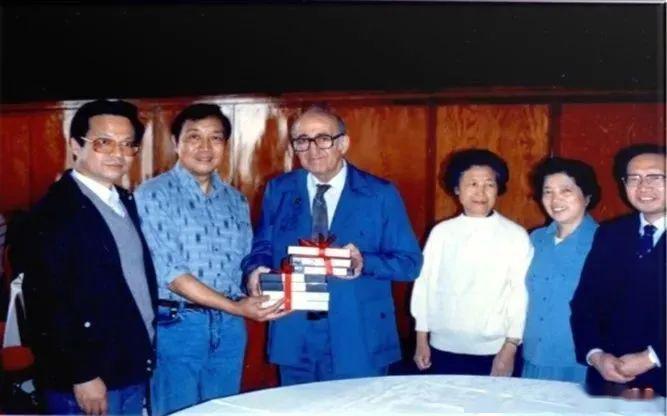 右起:陆召麟(时任副院长)何翠华主任,连利娟主任,菲利普斯,吴葆桢主任