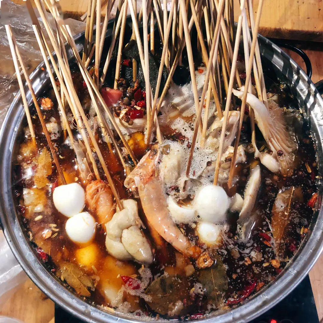 夜市门前微凉的晚风之中看着这满屏的美食,你有没有流口水~~夏邑串串