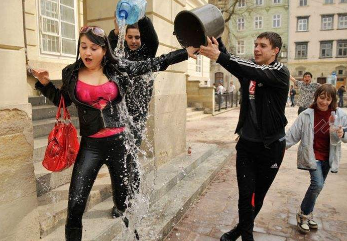 乌克兰泼水节成相亲场所美女释放天性男女以泼水互表情意