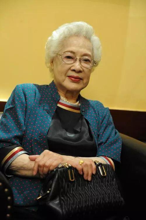 中国第一美女竟还活着,丈夫儿子早死,97岁还被无数人追
