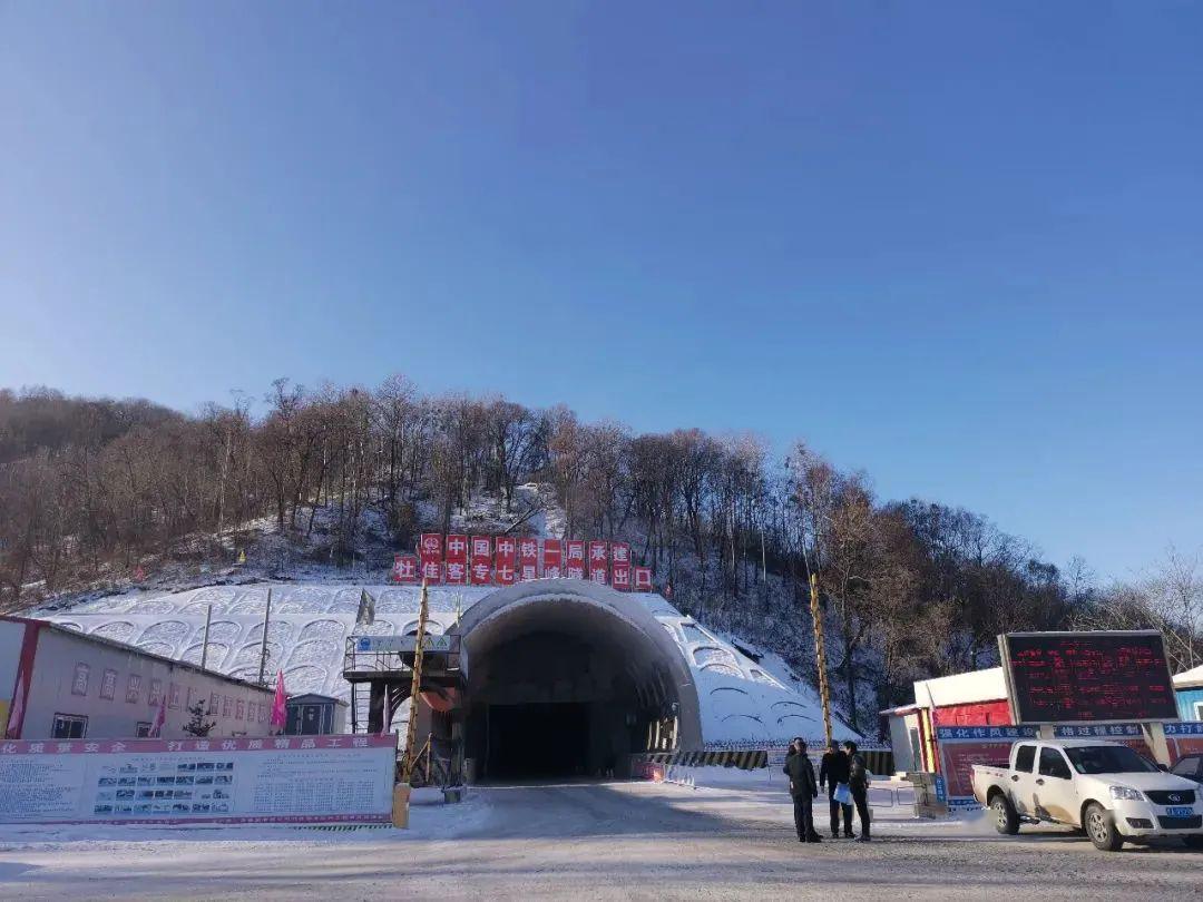 50多岁的唐凤军来自辽宁本溪,是七星峰隧道的一名开掘工人