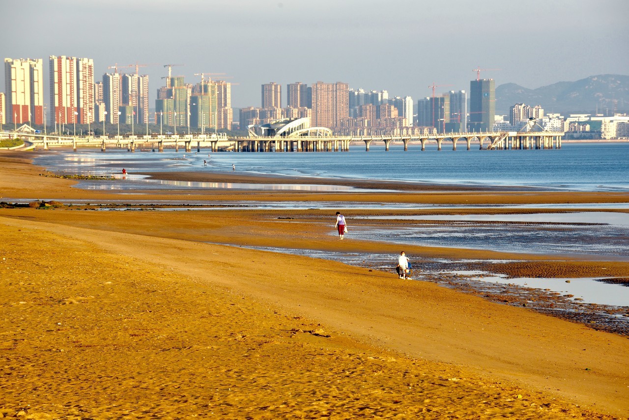 青岛金沙滩位于山东半岛南端黄海之滨号称亚洲第一滩
