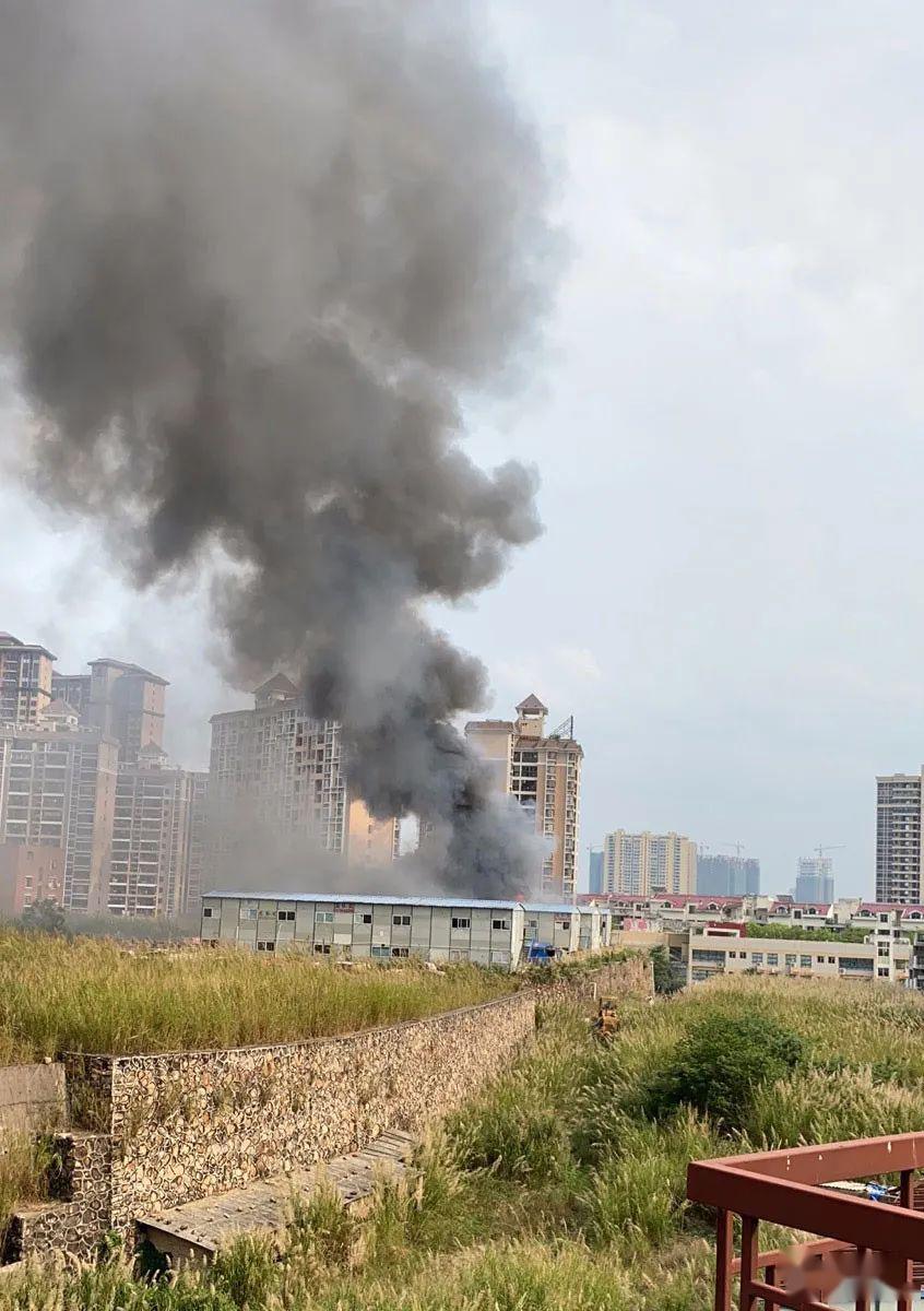 梅州一工地突发大火,浓烟滚滚!