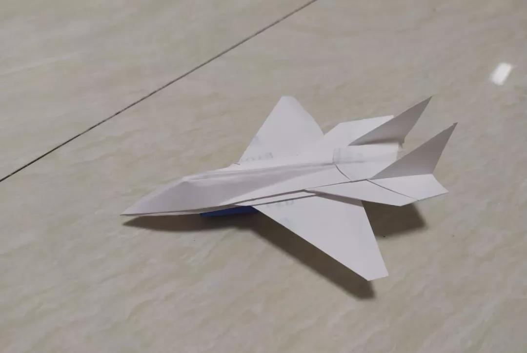 趣图大体能猜到他为啥坐轮椅了