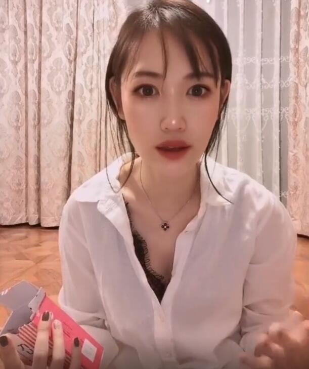 马蓉穿白t恤大秀事业线被粉丝喊话:把衣服扣好!本尊偷笑回应_视频