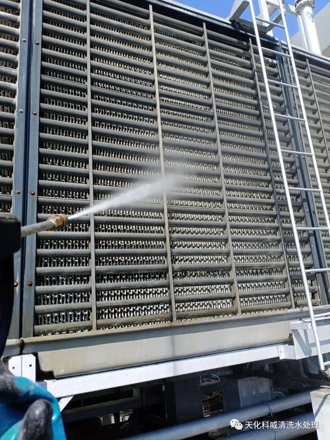 定期对冷却塔清洗:1,清洗干净冷却塔污垢,可保证冷却塔的冷却效果