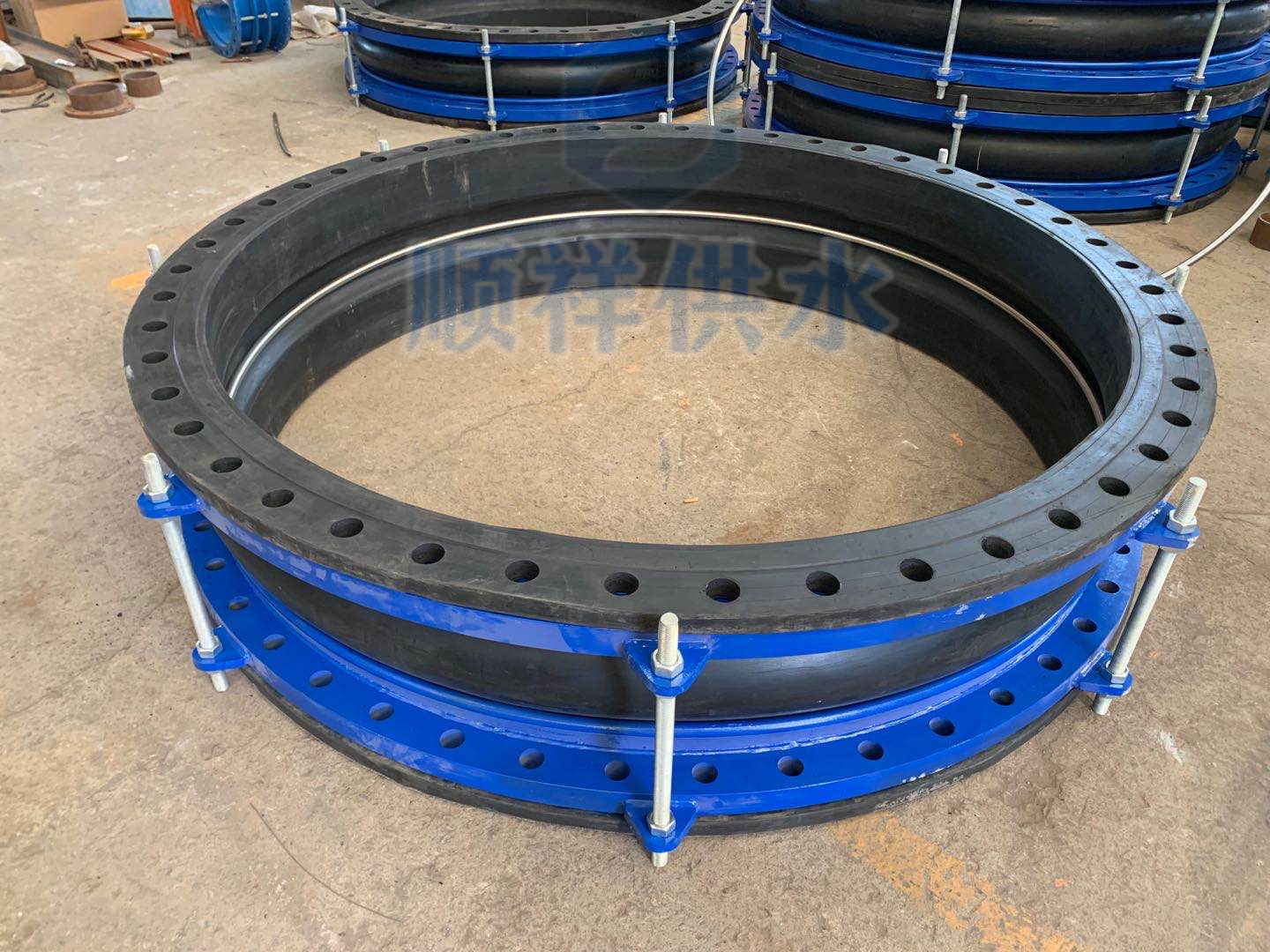 区别就在于: 翻边橡胶软接头是管道两边法兰的连接方式,橡胶软接头