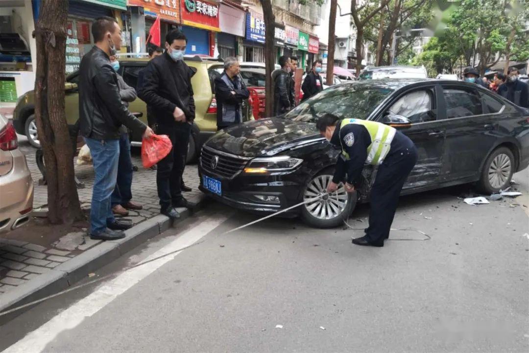 云阳银海市场附近发生车祸,车辆受损严重…_事故